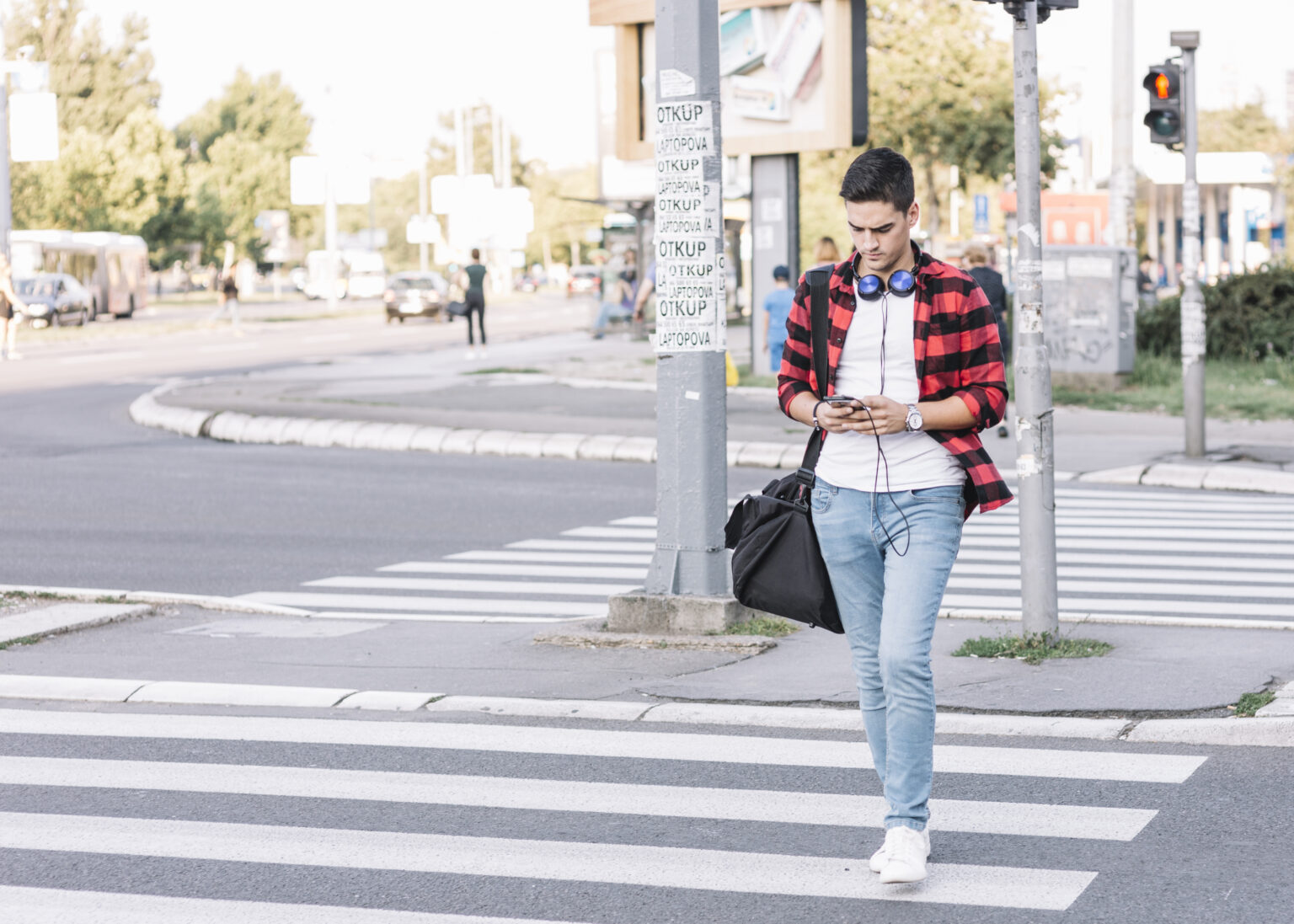 A gyalogos ne mobilozzon és ne hallgasson zenét